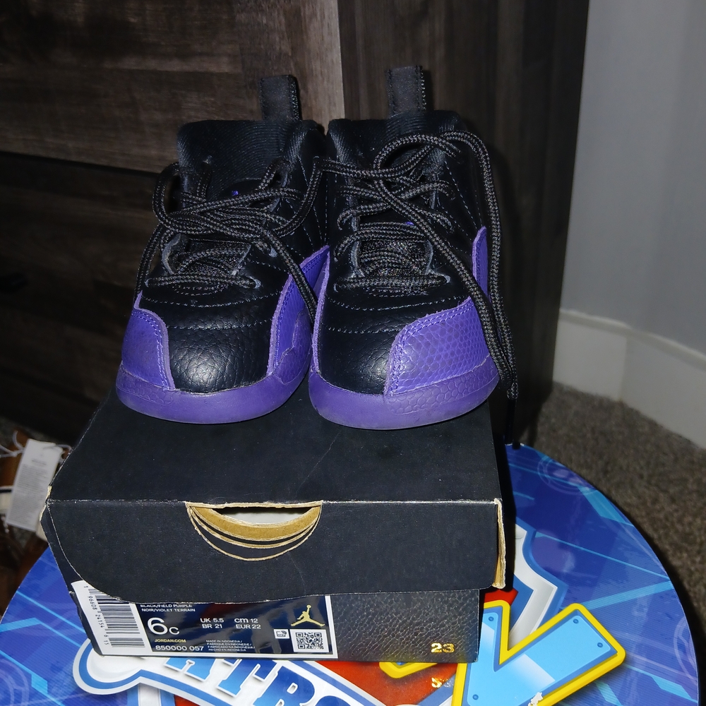 Nike Black and Purple Sneakers Low-Top Athletic Shoes